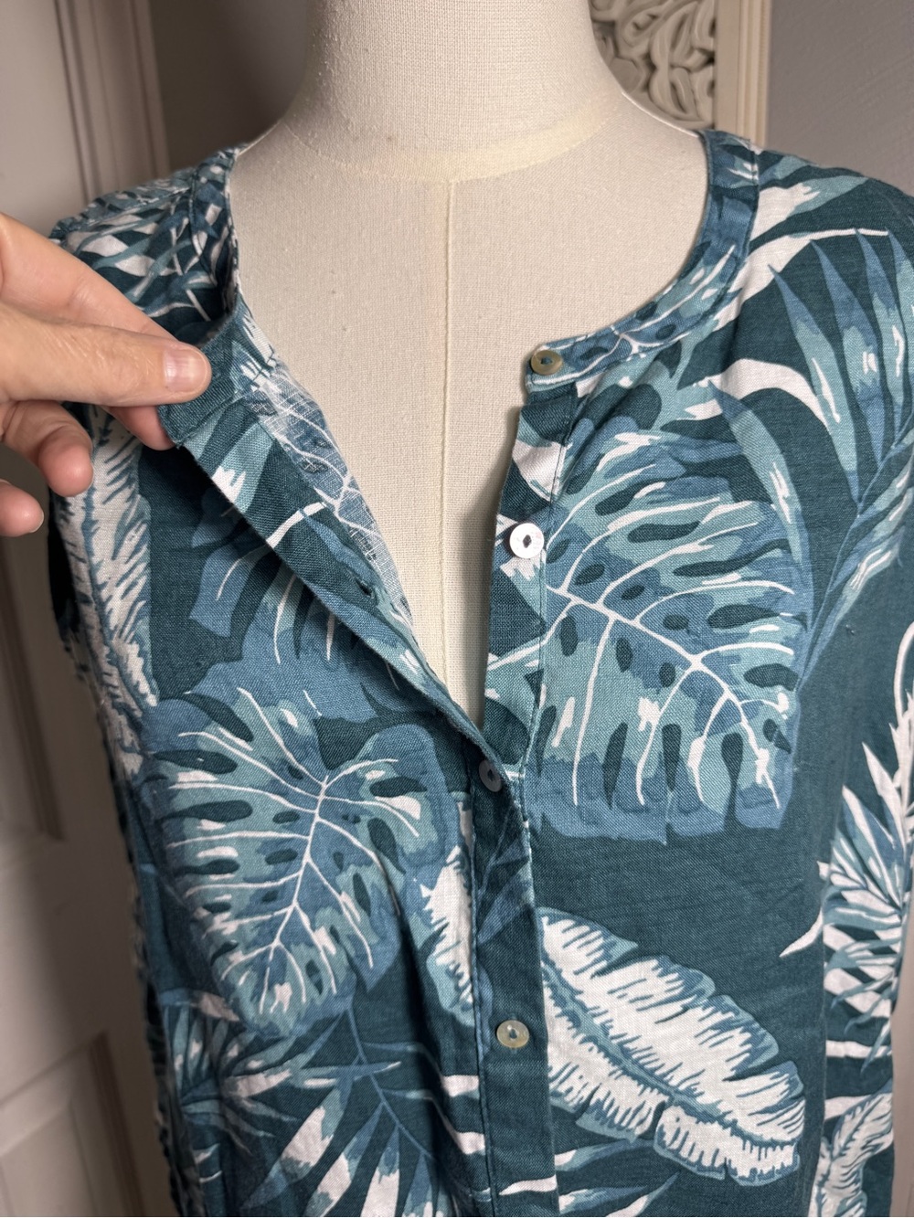Large C&C California 100% Linen Tropical Button Tank Top Vacation EUC - Picture 3 of 9